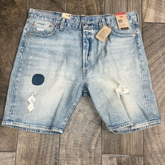 Nwt 501 light wash Levi’s destructed jean shorts - Picture 1 of 2